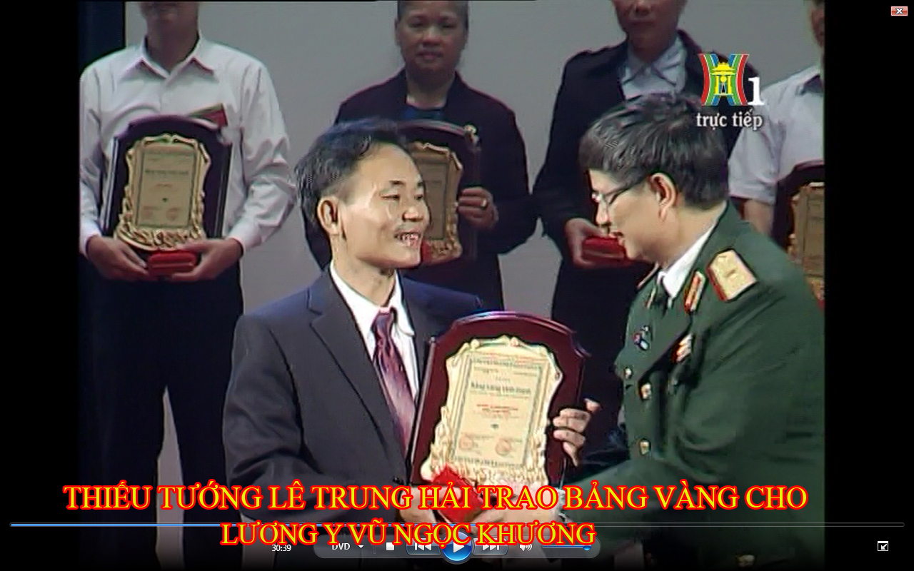lương y Vũ Ngọc Khương đông y gia truyền Khuong Phúc nhận bảng vàng vinh danh tại lễ tôn vinh thầy thuốc y học vì sức khỏe cộng đồng 2015